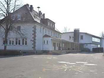Während die Sanierung der Mittelschule gerade auf Hochtouren läuft, soll in diesem Jahr auch die Sanierung der Schule in Einberg (Foto) beginnen. Mit geplanten Gesamtkosten von rund acht Millionen Euro eines der größten Investitionsprojekte im neuen Haushalt.Rainer Lutz