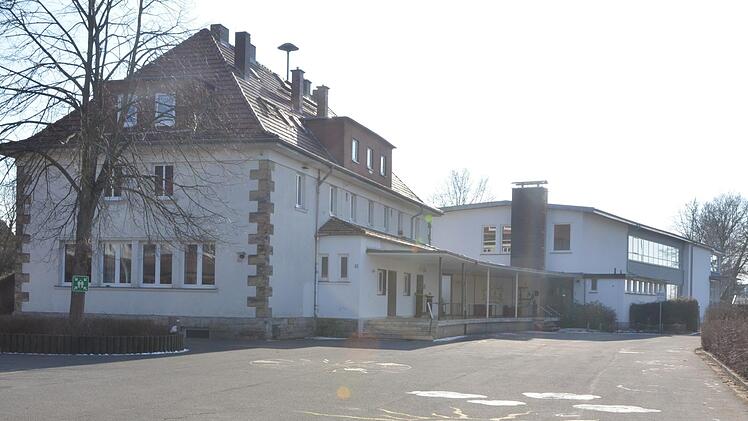 Während die Sanierung der Mittelschule gerade auf Hochtouren läuft, soll in diesem Jahr auch die Sanierung der Schule in Einberg (Foto) beginnen. Mit geplanten Gesamtkosten von rund acht Millionen Euro eines der größten Investitionsprojekte im neuen Haushalt.Rainer Lutz