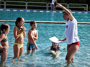 Dagmar Pfeifer von der Wasserwacht Mainleus erklärt das Schwimmen mit Flossen. Werner Reißaus