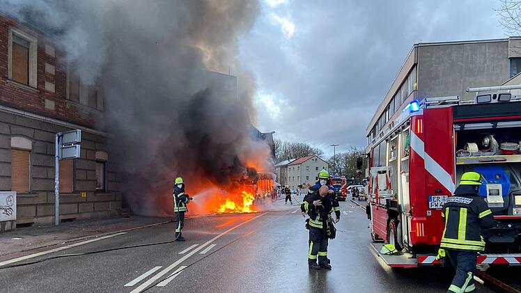 Linienbus brennt komplett aus
