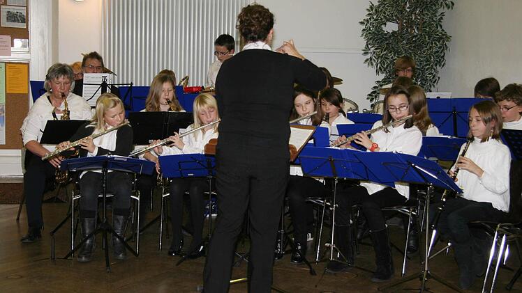 Das Vororchester unter der Leitung von IIona Ramming eröffnete traditionell  den Tag der Hausmusik in der Musikschule.