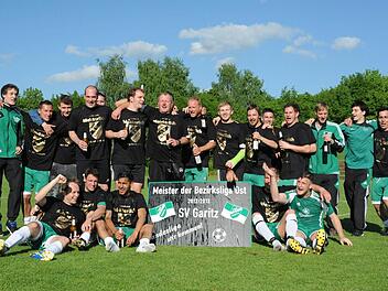 Erstmals in der Vereinsgeschichte steigt der SV Garitz in die Landesliga auf: Zum Titelfoto präsentiert sich der Bezirksliga-Meister wie folgt: (hinten, von links) Markus Schneider, Andrzej Sadowski, Bastian Knauer, Alexander Werner, Jens Niebling, Bastian Reusch, Franz-Karl Baier, Christoph Baier, Arthur Gerlinger, Sebastian Voll, Alexander Flassig, Marcel Rudolph, Andreas Voll, Dominik Werner und Sandro Cazzella sowie (vorne, von links) Marco Niebling, Stefan Glöckler, Mariano Ozorio, Basti...