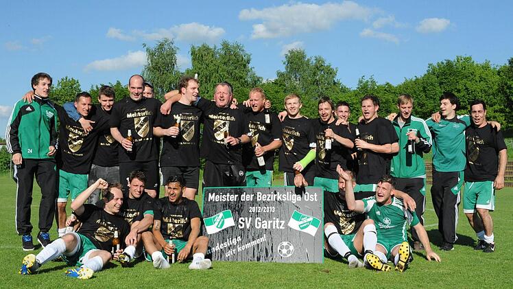 Erstmals in der Vereinsgeschichte steigt der SV Garitz in die Landesliga auf: Zum Titelfoto präsentiert sich der Bezirksliga-Meister wie folgt: (hinten, von links) Markus Schneider, Andrzej Sadowski, Bastian Knauer, Alexander Werner, Jens Niebling, Bastian Reusch, Franz-Karl Baier, Christoph Baier, Arthur Gerlinger, Sebastian Voll, Alexander Flassig, Marcel Rudolph, Andreas Voll, Dominik Werner und Sandro Cazzella sowie (vorne, von links) Marco Niebling, Stefan Glöckler, Mariano Ozorio, Basti...