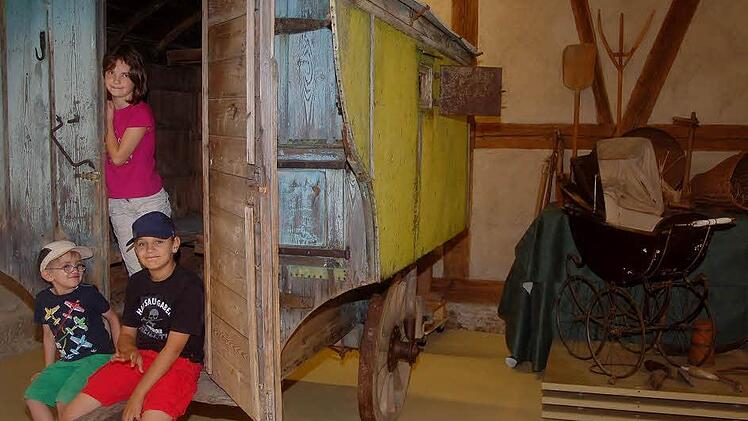 (von links): Johannes Krempel, Pauline Wöhner und Max Langguth am alten Schäferkarren.