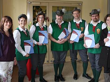 Die Kreisvorsitzende des Nordbayerischen Musikbundes (NBMB), Birgit Döhler, ehrte Carina Schaupp, Diana Nietsch, Jürgen Köstler, Thorsten Schmid, Jochen Gundelach und Anke Schmitt-Gundelach für langjähriges aktives Musizieren im Musikzug Wildflecken. Foto: Anke Schmitt-Gundelach