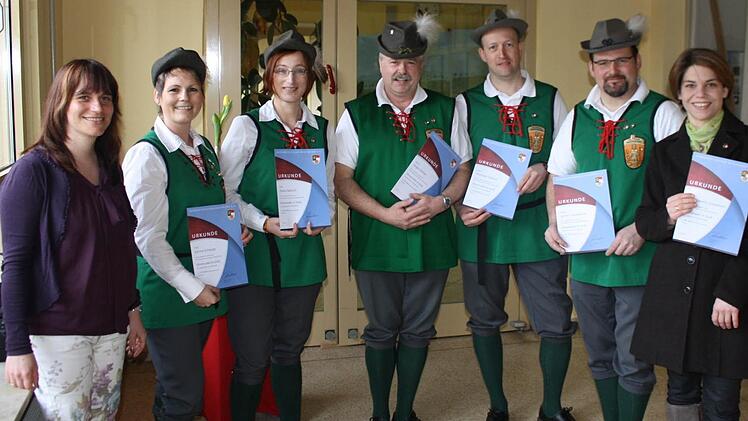Die Kreisvorsitzende des Nordbayerischen Musikbundes (NBMB), Birgit Döhler, ehrte Carina Schaupp, Diana Nietsch, Jürgen Köstler, Thorsten Schmid, Jochen Gundelach und Anke Schmitt-Gundelach für langjähriges aktives Musizieren im Musikzug Wildflecken. Foto: Anke Schmitt-Gundelach