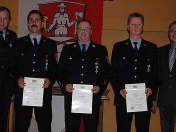 Ehrung für 25 Jahre aktiven Dienst in der Freiwilligen Feuerwehr Oberbach: (v. l.) Kreisbrandrat Benno Metz, Georg Hüfner, Richard Rüttiger, Marko Bramer und stellvertretender Landrat Emil Müller.  Foto: S. Schmitt-Mathea