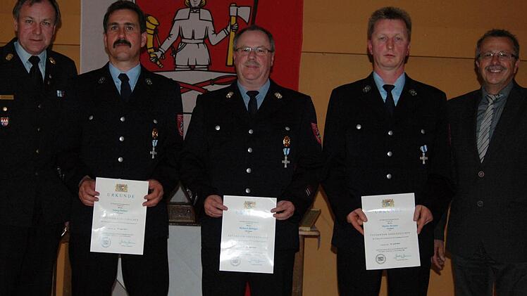Ehrung für 25 Jahre aktiven Dienst in der Freiwilligen Feuerwehr Oberbach: (v. l.) Kreisbrandrat Benno Metz, Georg Hüfner, Richard Rüttiger, Marko Bramer und stellvertretender Landrat Emil Müller.  Foto: S. Schmitt-Mathea