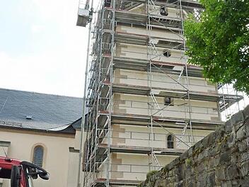 Kirchenpfleger Hans Möckel ist wie immer, wenn es Bauarbeiten an der Kirche gibt, auch beim Gerüstaufbau zur Stelle und schaut sich den Kirchturm in neuer Verkleidung an. Foto: Karl-Heinz Hofmann