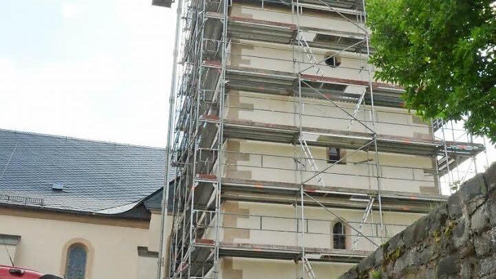 Kirchenpfleger Hans Möckel ist wie immer, wenn es Bauarbeiten an der Kirche gibt, auch beim Gerüstaufbau zur Stelle und schaut sich den Kirchturm in neuer Verkleidung an. Foto: Karl-Heinz Hofmann