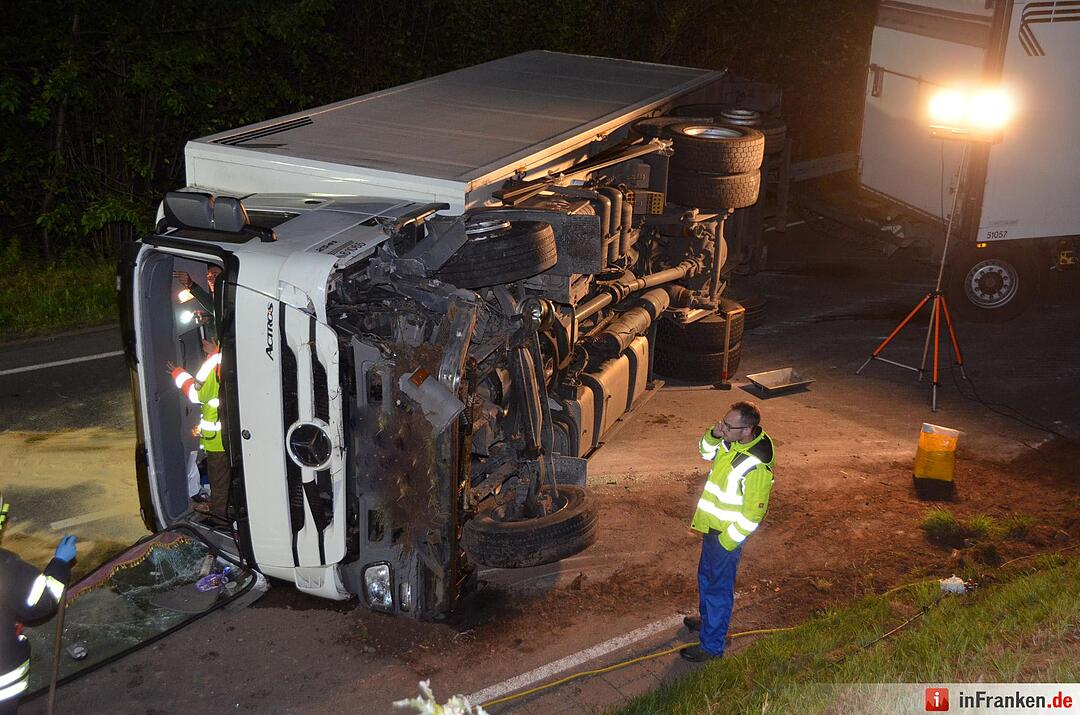 Bergungsarbeiten nach Lkw-Unfall: B27 komplett gesperrt
