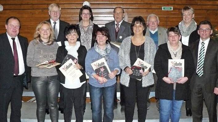 Die für langjährige, verdiente Mitgliedschaft geehrten Mitglieder des Sportvereins Grafengehaig zusammen mit Bürgermeister Werner Burger (links) und Vorsitzendem Manfred Rodler (rechts). Fotos: Klaus-Peter Wulf