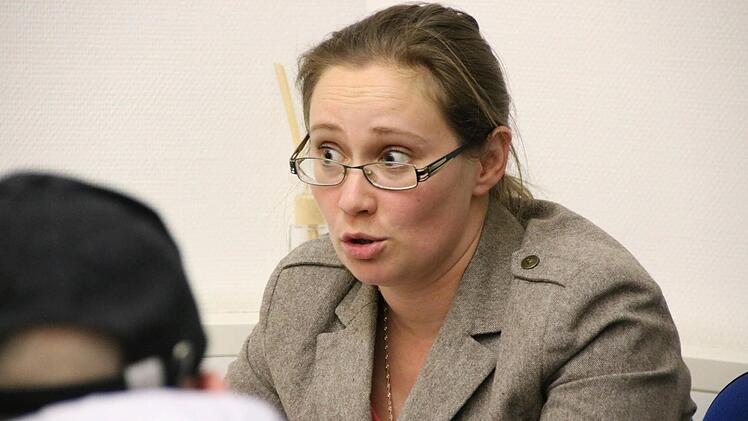 Sprachlehrerin Galina Dietz im Interview mit potenziellen Integrationsschülern. Ein Einstufungstest entscheidet in welchen Kurs die Teilnehmer kommen.