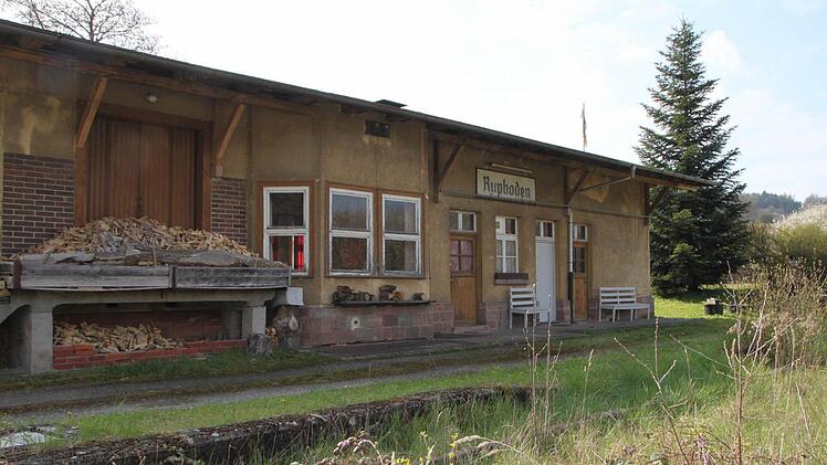 Das Bahnhofsgebäude in Rupboden ist schmuck, aber in die Jahre gekommen. Foto: Ulrike Müller