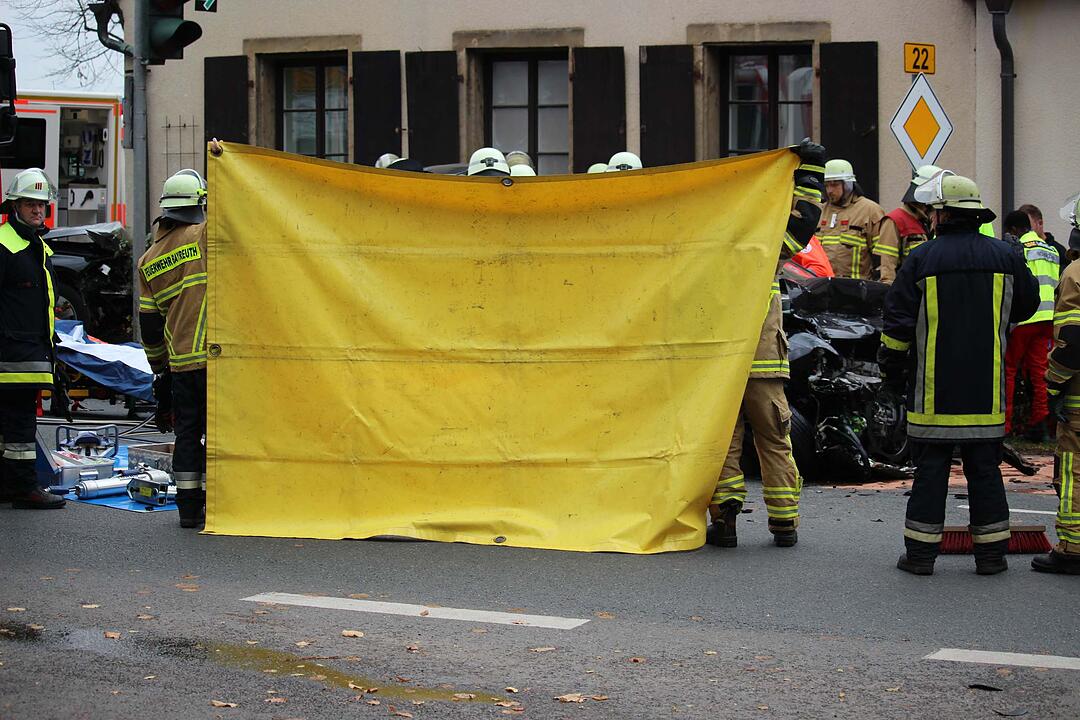 Frau wird bei Crash in Bayreuth im Auto eingeklemmt