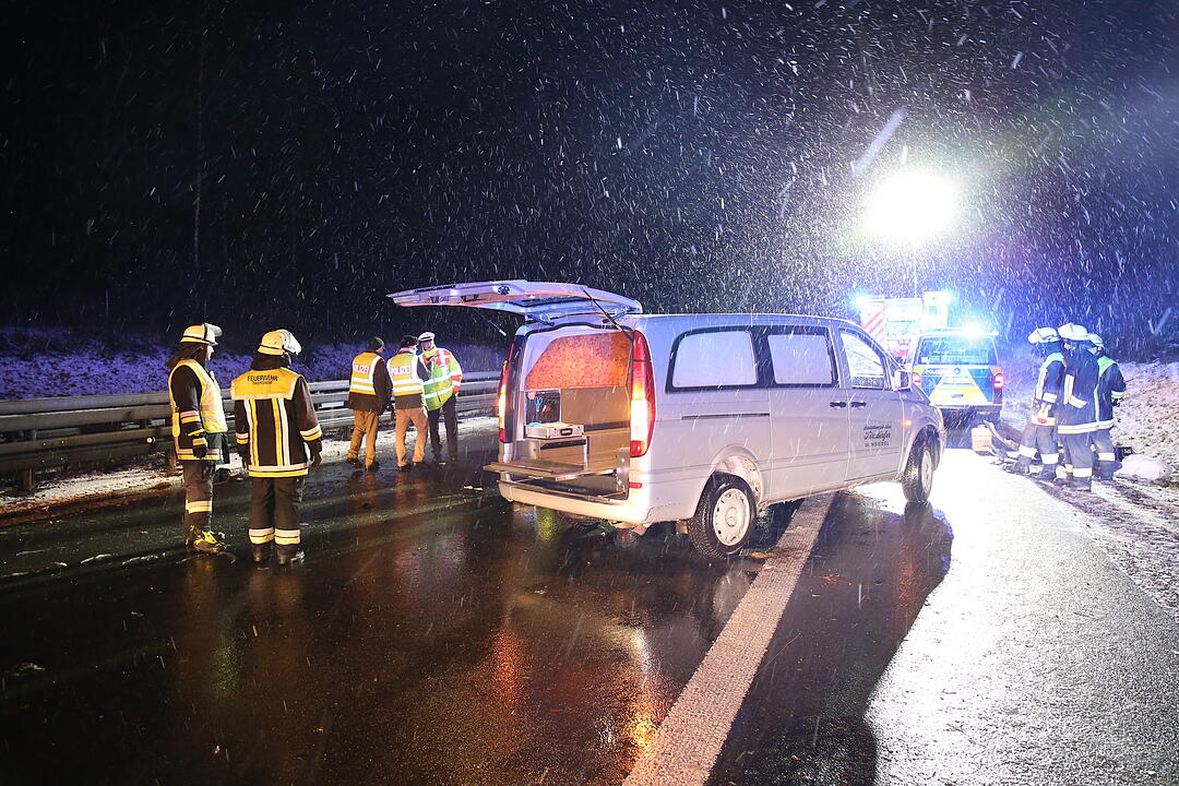 Schwerer Zusammenstoß auf der A93 - Fahrer stirbt noch an der Unfallstelle