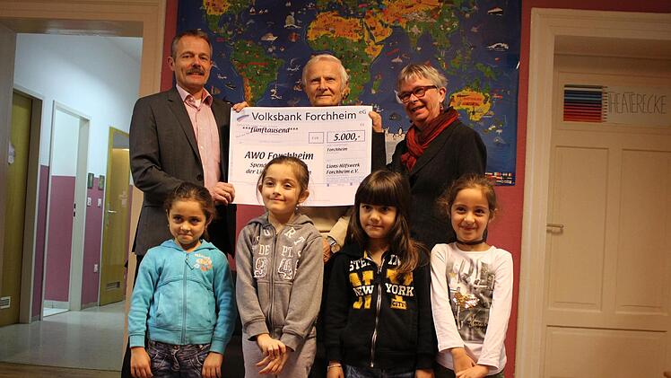 Ulrich Abele, Präsident Lions Club Forchheim, Klaus Küchler, Lions Club Forchheim, Lisa Hoffmann, Kreisvorsitzende AWO Forchheim (hinten von links). Franziska Rieger