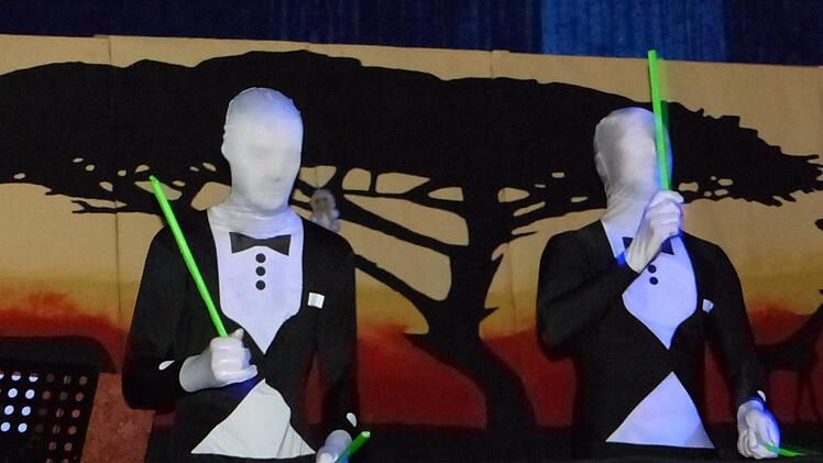 Trommelfeuer der Feuerwehrjungs.