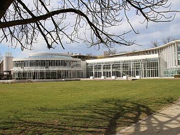 Das Kongresshaus vom Rosengarten aus gesehen. Links der derzeit nicht genutzte Restaurantbereich. Foto: Simone Bastian