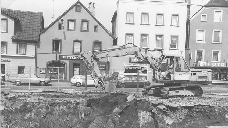 Die Randbebauung am Zentralparkplatz beginnt bereits 1980. Foto: Stadtarchiv Kulmbach