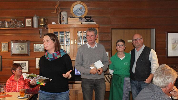 Corinna Brauer, Johannes Wilkes und die Wirte Christine Wehrfritz und Manfred Bischoff Foto: Carmen Schwind