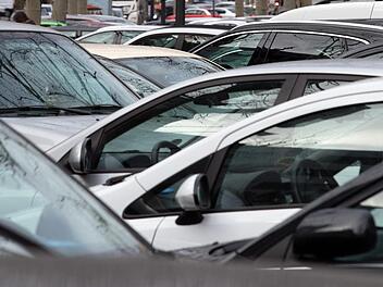 Weißenohe versinkt unter einer Blechlawine. Die Dorfhauser wollen sich gegen den Event-Tourismus wehren, der ihre Lebensqualität beeinträchtigt. Autos überall, sogar Äcker und Einfahrten werden zugeparkt. Foto: dpa