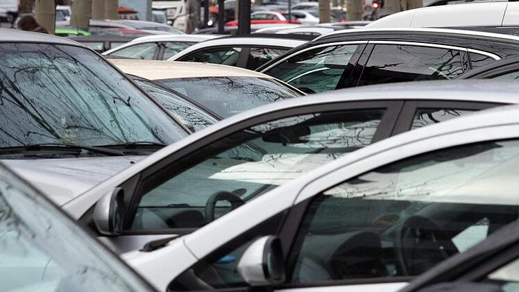 Weißenohe versinkt unter einer Blechlawine. Die Dorfhauser wollen sich gegen den Event-Tourismus wehren, der ihre Lebensqualität beeinträchtigt. Autos überall, sogar Äcker und Einfahrten werden zugeparkt. Foto: dpa