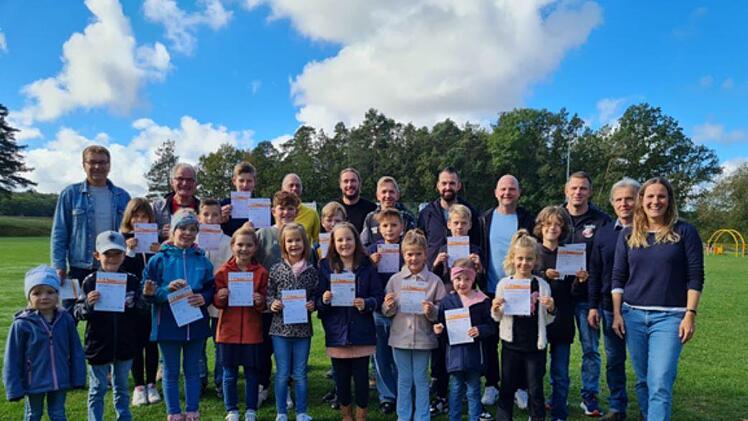 Als Symbol für Durchhaltevermögen und Fitness erhielten diese Kinder und Erwachsenen ein Sportabzeichen.