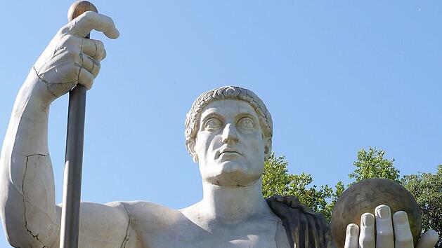 Die Antike kennt wenige so bedeutende Herrscher wie ihn: Kaiser Konstantin, genannt der Gro&szlig;e - hier als rekonstruierte Monumentalstatue in Rom -, hat die r&ouml;mische Welt fundamental ver&auml;ndert. &Uuml;berreste der zw&ouml;lf Meter hohen Statue sind heute im Kapitolmuseum ausgestellt.