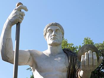 Konstantin der Große - Auf Entdeckungsreise in Europa Die Antike kennt wenige so bedeutende Herrscher wie ihn: Kaiser Konstantin, genannt der Große - hier als rekonstruierte Monumentalstatue in Rom -, hat die römische Welt fundamental verändert. Überreste der zwölf Meter hohen Statue sind heute im Kapitolmuseum ausgestellt.