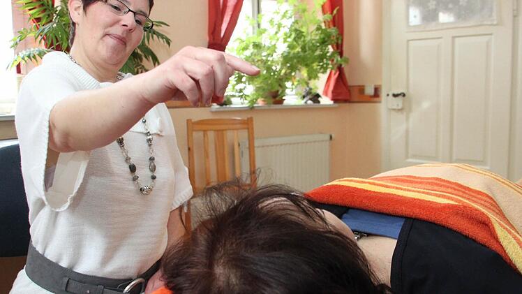 Nicht nur mit Worten, auch mit Hilfe eines Pendels oder des Fingers versetzt Anja Wieland ihre Patienten in Trance. "Diese müssen ihre Augen auf einen Punkt fixieren, bis ihre Augen schwer werden", sagt die Hypnotiseurin aus Wonsees. Foto: Alexander Hartmann