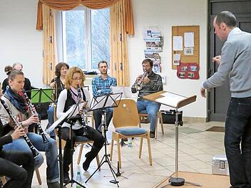 Im Takt: Christian Reder schult die Musiker der Stadtkapelle.Foto: Doris Bauer