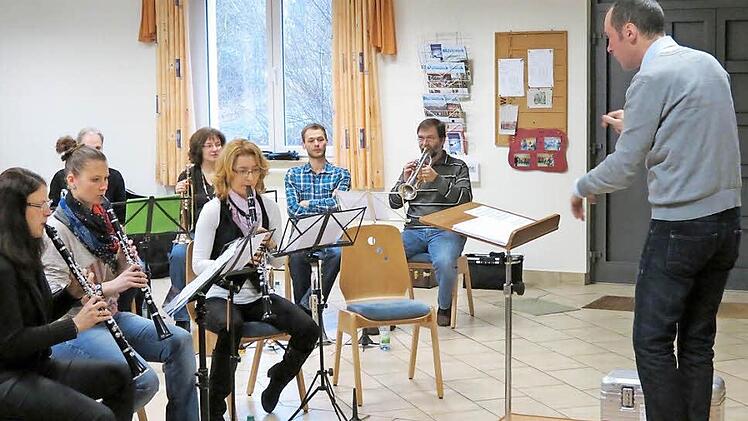 Im Takt: Christian Reder schult die Musiker der Stadtkapelle.Foto: Doris Bauer