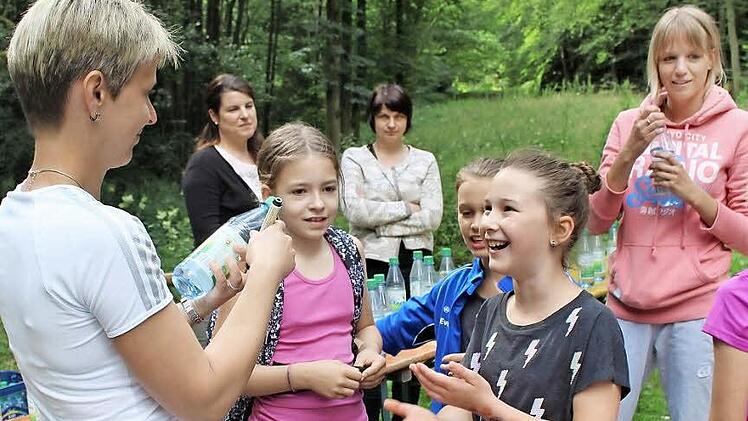 Barbara Buz gibt das Signal für die Schüler. Einige Eltern und Verwandte stehen bereit, falls ihre Hilfe benötigt wird.  Fotos: Julia Raab