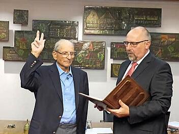 Andreas Galster (r.) vereidigt den neuen Stadtrat Paul Höll. Foto: Lp