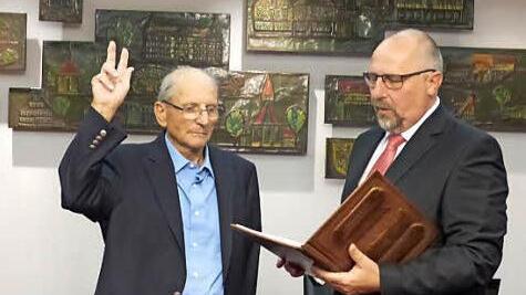 Andreas Galster (r.) vereidigt den neuen Stadtrat Paul Höll. Foto: Lp