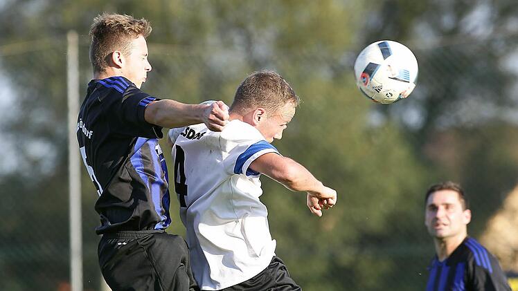 Kopfballduell zwischen Marco Barb (l.) und Markus Pfaffenberger