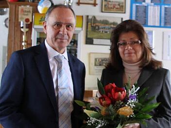Stellvertretend für alle in Marktleugast beruflich und ehrenamtlich Engagierten zeichnete Bürgermeister Franz Uome Karin Thomas für ihren Einsatz in ihrer Heimatgemeinde aus. Foto: Klaus Klaschka