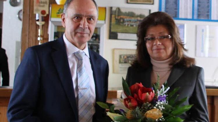 Stellvertretend für alle in Marktleugast beruflich und ehrenamtlich Engagierten zeichnete Bürgermeister Franz Uome Karin Thomas für ihren Einsatz in ihrer Heimatgemeinde aus. Foto: Klaus Klaschka