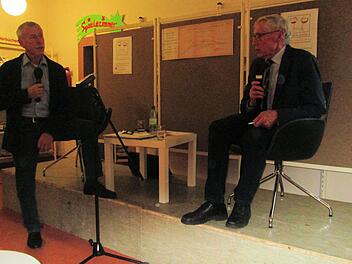 Ernst Stross (l.), Initiator der Vortragsreihe "Erlebt & Erzählt", fand in Dr. Hans-Georg Leimbach (r.) einen Fachmann zum Thema  über den Basaltabbau auf dem Sodenberg. Winfried Ehling