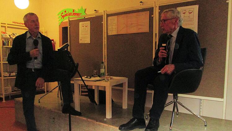 Ernst Stross (l.), Initiator der Vortragsreihe "Erlebt & Erzählt", fand in Dr. Hans-Georg Leimbach (r.) einen Fachmann zum Thema  über den Basaltabbau auf dem Sodenberg. Winfried Ehling