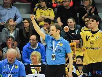Zweimal will Jan Gorr am Wochenende jubeln. Am Freitagabend in der HUK-Arena gegen Eisenach und am Sonntag in Konstanz. Verlassen kann er sich auf die statistischen Werte seines Co-Trainer Ralf Baucke (links) und sicher auch auf das Engagement von Benedikt Kellner (rechts). Foto: Hagen Lehmann