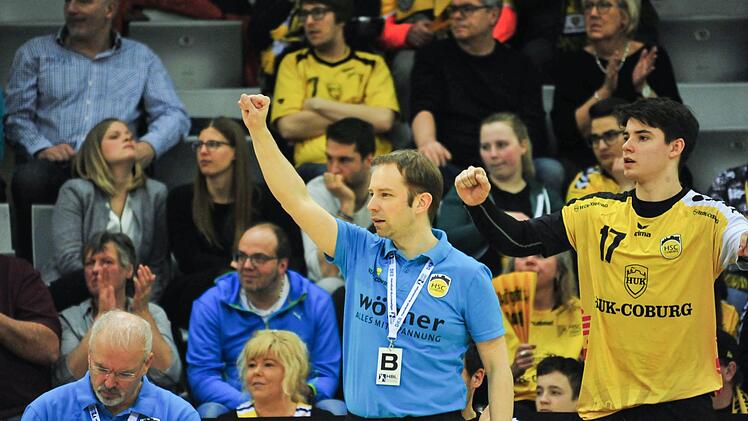 Zweimal will Jan Gorr am Wochenende jubeln. Am Freitagabend in der HUK-Arena gegen Eisenach und am Sonntag in Konstanz. Verlassen kann er sich auf die statistischen Werte seines Co-Trainer Ralf Baucke (links) und sicher auch auf das Engagement von Benedikt Kellner (rechts). Foto: Hagen Lehmann