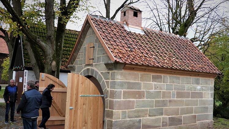 Mit Kosten von 130 000 Euro wurde das Backhaus wieder aufgebaut.Werner Reißaus