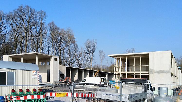 Der Bau des neuen Betriebshofes für Schloss und Park Rosenau kommen gut voran.Foto:Jochen Berger