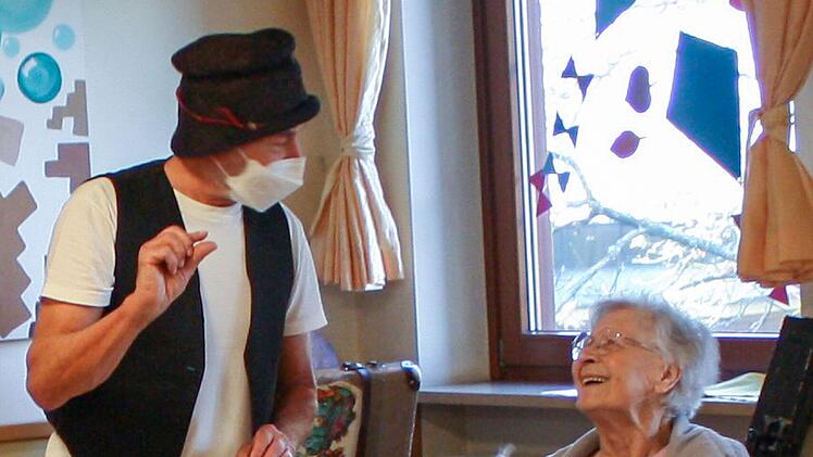 Kulmbach: "Zirkus-Peter" besucht Seniorenheim - und zaubert Bewohnern L&auml;cheln in Gesichter