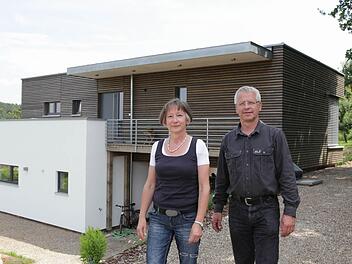 Renate und Klaus Schulz vor ihrem Haus in Weipelsdorf Foto: Barbara Herbst