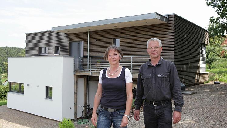 Renate und Klaus Schulz vor ihrem Haus in Weipelsdorf Foto: Barbara Herbst
