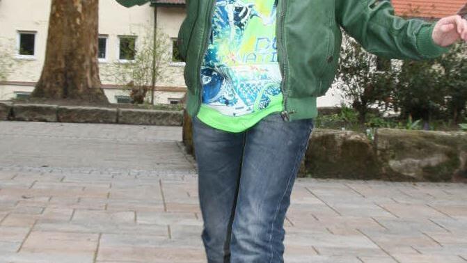 Dennis Stöcker (12) gleitet mit den Heelys über den Schulhof.