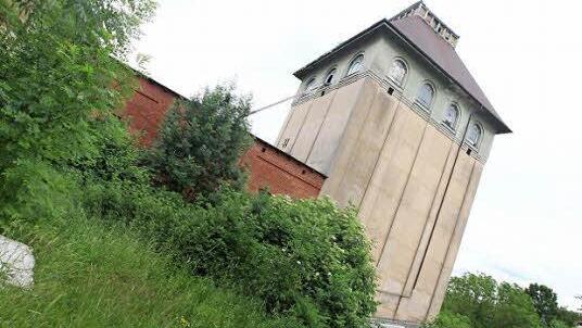 Der von Weitem sichtbare charakteristische Turm der Malzfabrik bleibt stehen.